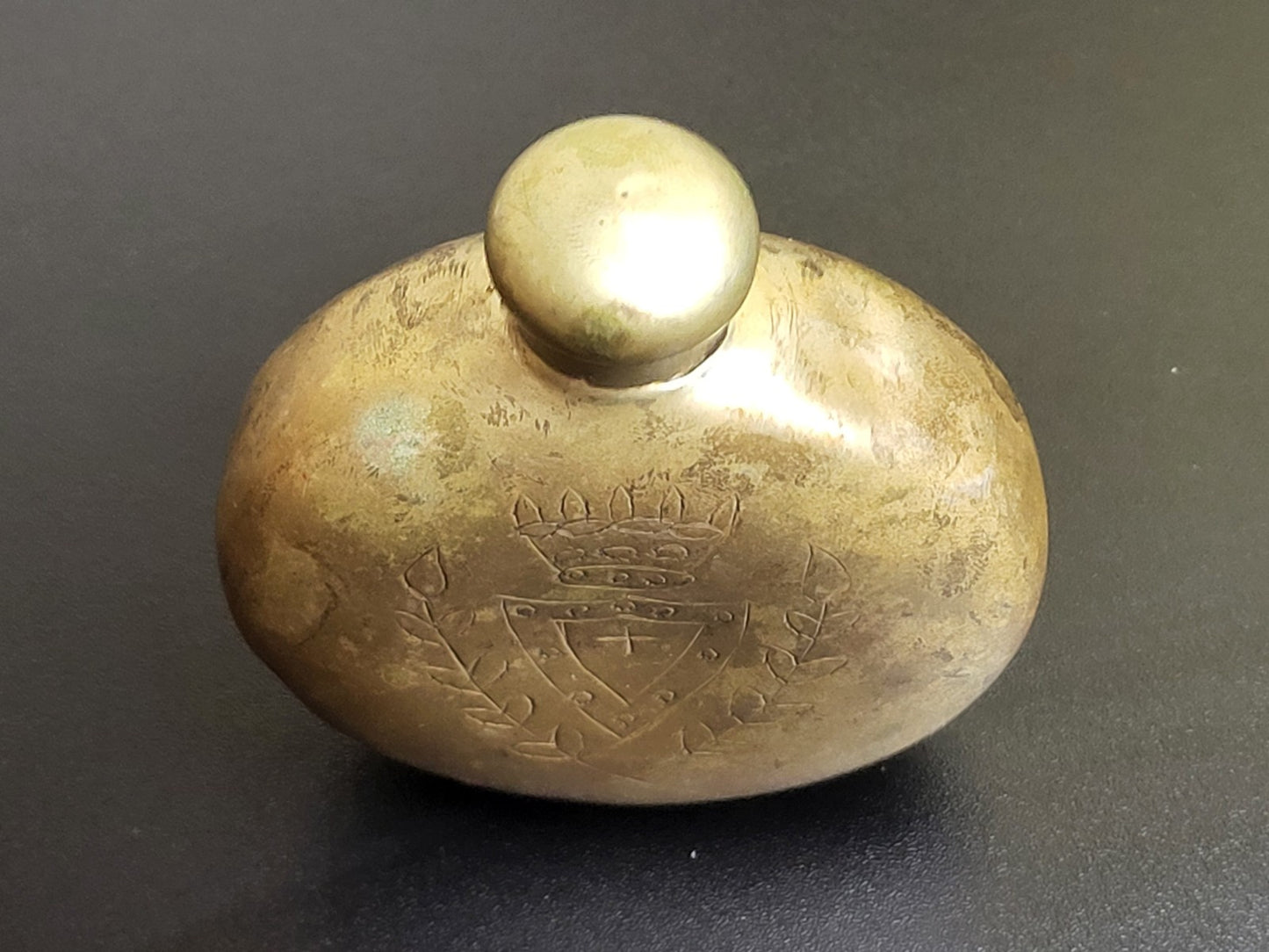 Versilberter Flachmann mit Wappen Gravur – runde Form