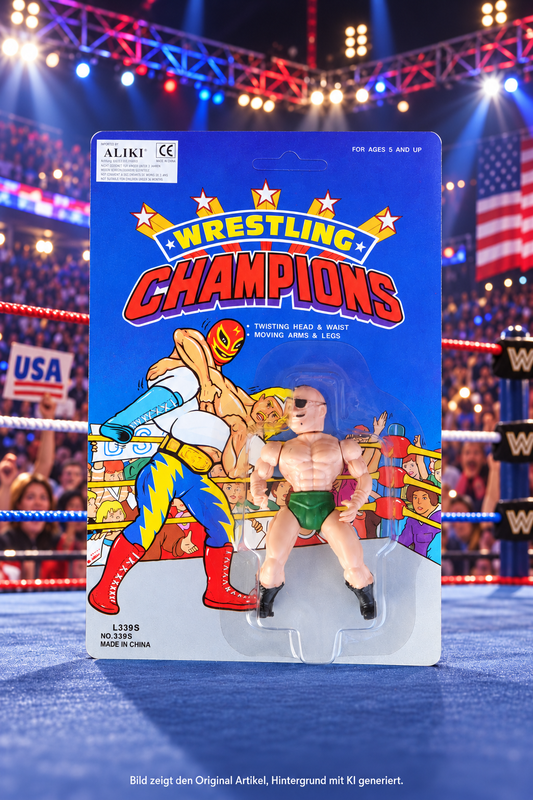 Wrestling Champions Actionfigur mit Augenklappe, grüner Hose und schwarzen Stiefeln in blauer Original-Blisterverpackung vor KI-generiertem Wrestlingring-Hintergrund.