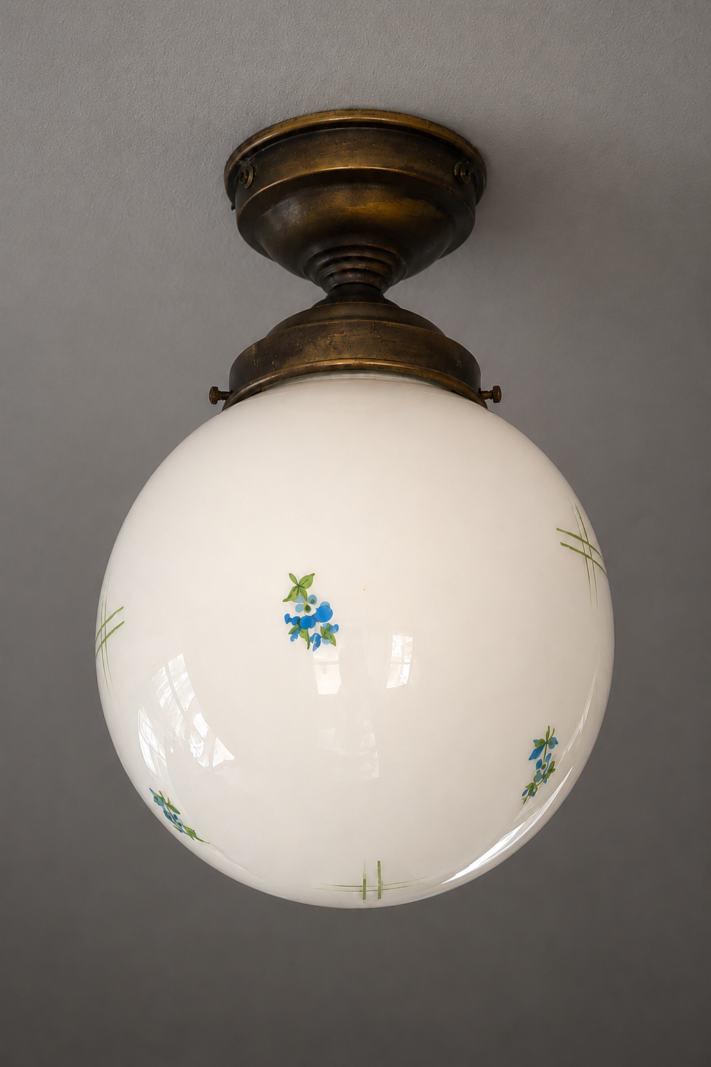 Vintage Deckenlampe Milchglas Kugelschirm mit floralem Dekor, 50er/60er Jahre, Opalglas, Mid-Century Retro
