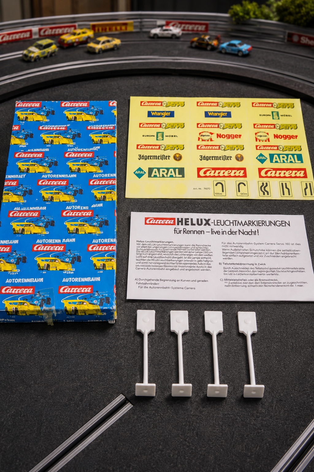 Carrera Servo 140 Helux-Leuchtmarkierungen 79370 – Komplettset mit OVP, Decalbogen und Hinweisschildern auf Carrera-Rennbahn