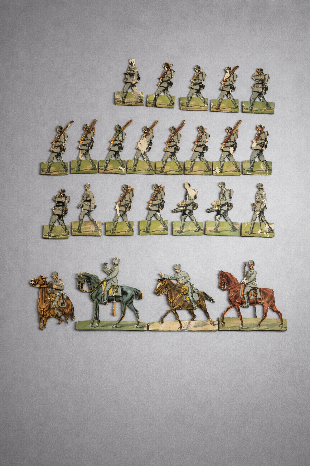 Antike Holz-Soldatenfiguren Konvolut 24 Stück – Flachfiguren Infanterie & Kavallerie WW1 um 1915, ca. 10 cm, bedruckt, Originalzustand