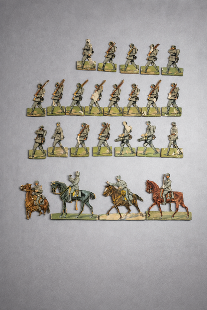 Antike Holz-Soldatenfiguren Konvolut 24 Stück – Flachfiguren Infanterie & Kavallerie WW1 um 1915, ca. 10 cm, bedruckt, Originalzustand