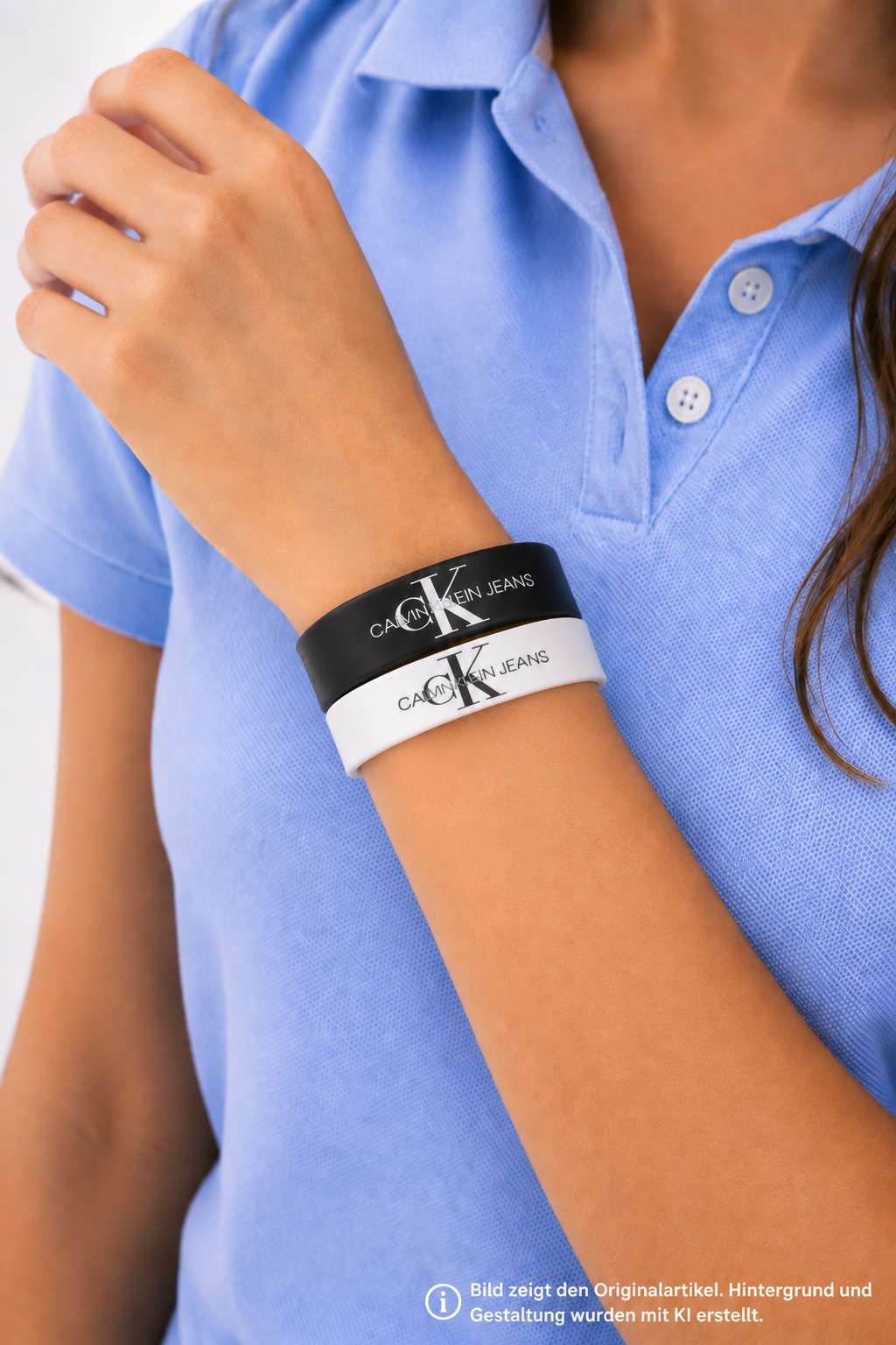 Calvin Klein Jeans Slap-Armband 2er Set Schwarz Weiß am Handgelenk getragen – Damen Armschmuck mit CK Logo und Magnetverschluss