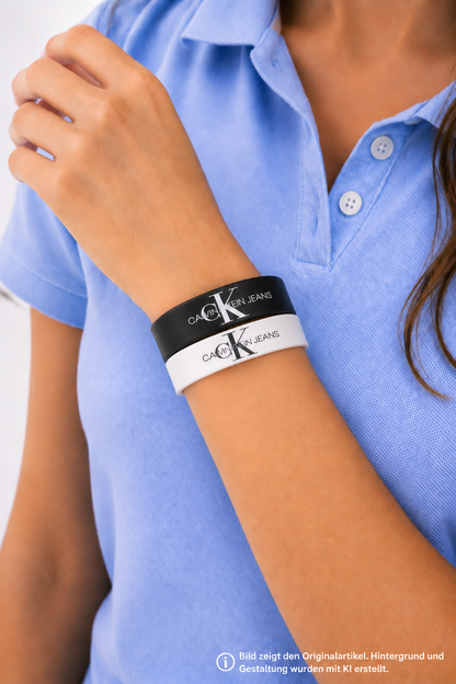 Calvin Klein Jeans Slap-Armband 2er Set Schwarz Weiß am Handgelenk getragen – Damen Armschmuck mit CK Logo und Magnetverschluss