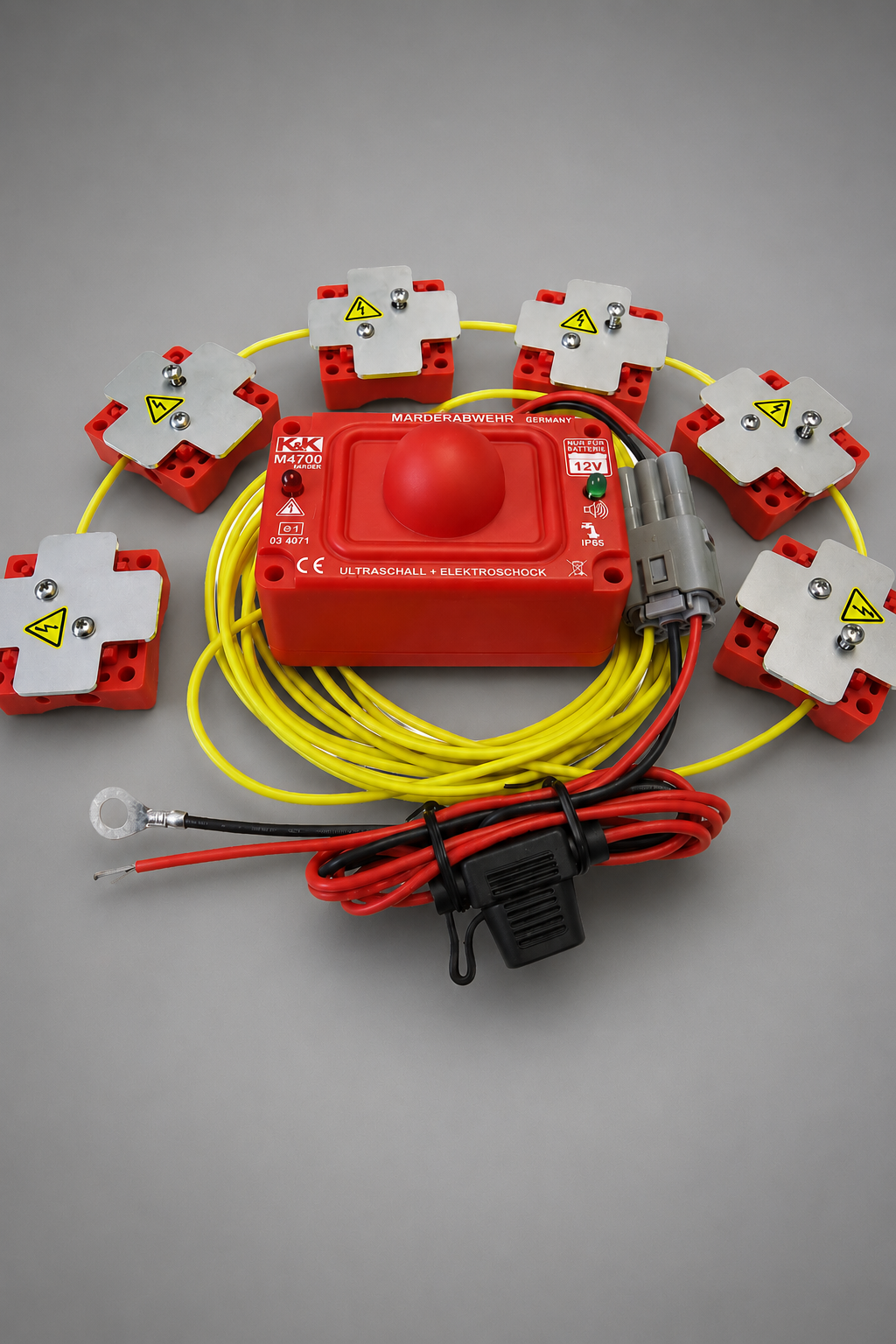 K&K M4700 Marderabwehrgerät – rotes Steuergerät mit 6 Hochspannungs-Kontaktplatten und gelbem Anschlusskabel, 12V Ultraschall + Elektroschock