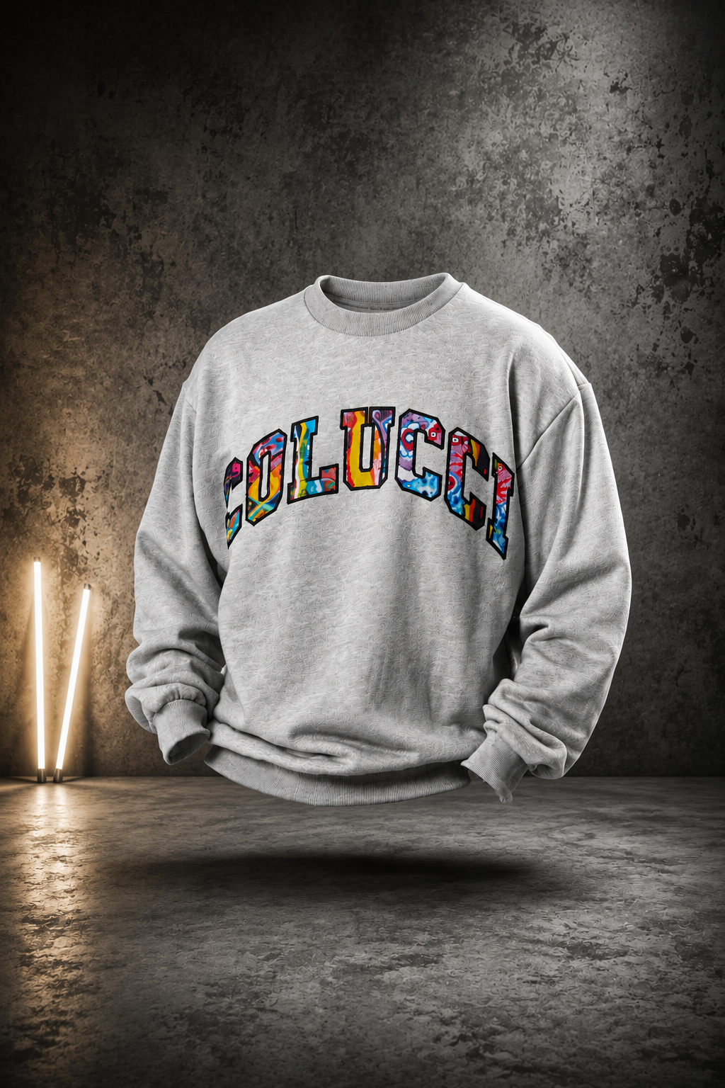 Carlo Colucci Herren Sweatshirt Grau mit buntem „COLUCCI" Schriftzug in College-Style, Rundhalsausschnitt, Oversize-Passform – Retro Streetwear Design

