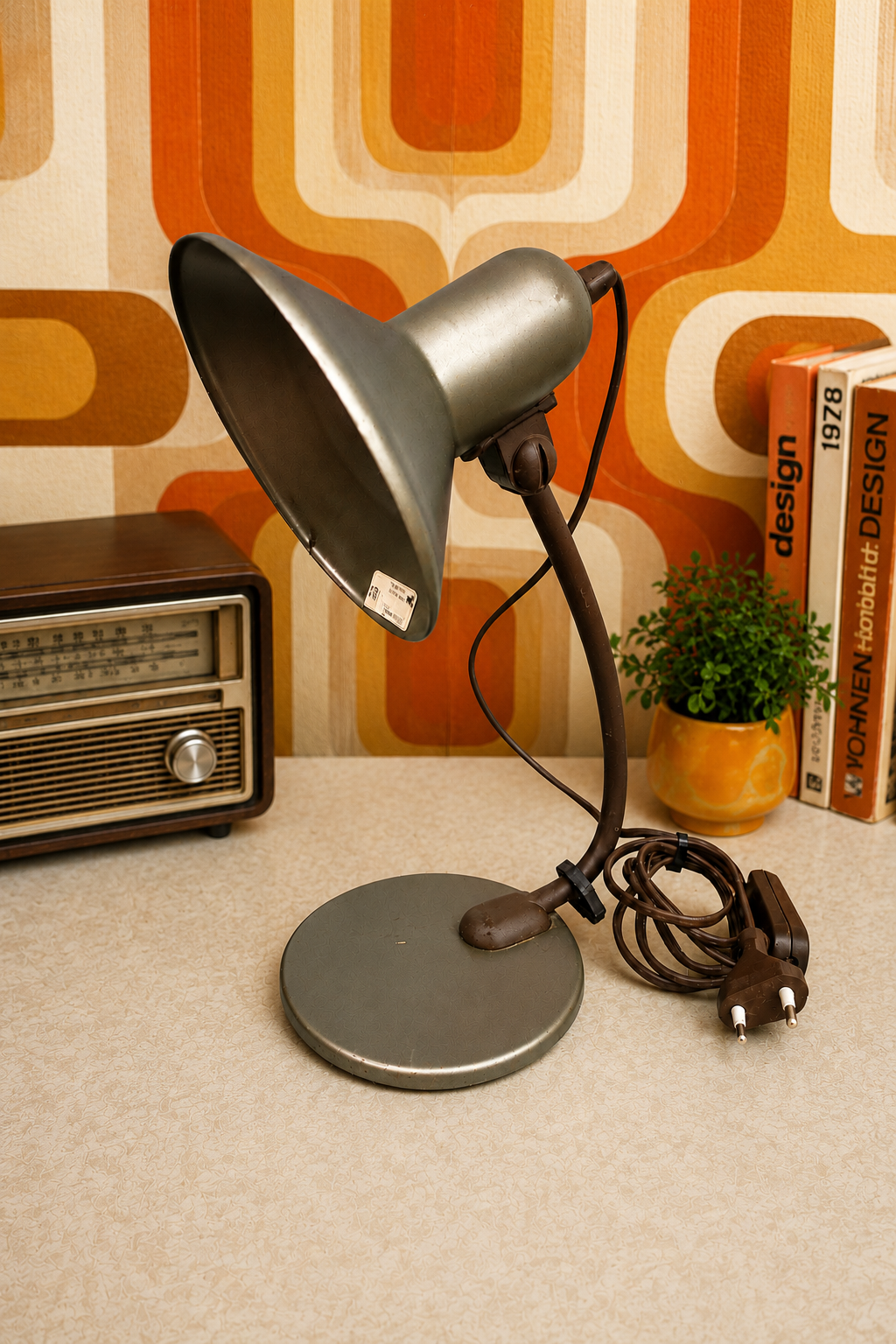 Vintage Tischleuchte aus den 70er/80er Jahren mit Metallschirm, Metallfuß und braunen Kunststoffelementen – Retro Schreibtischlampe im Original-Zustand
