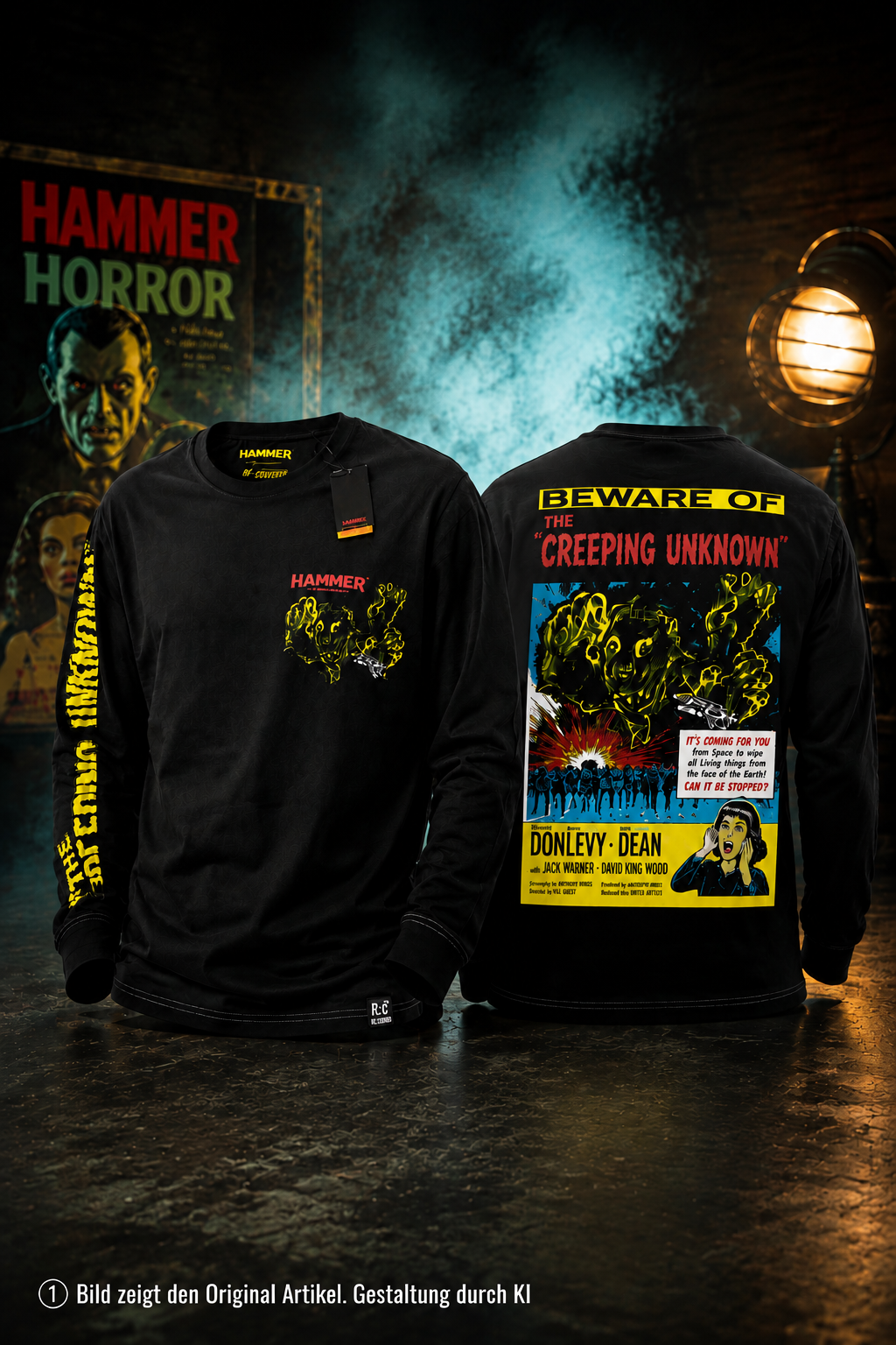 RE:COVERED X Hammer Horror Langarmshirt Herren in Schwarz – Vorder- und Rückansicht mit großem „Beware of The Creeping Unknown" Retro-Print, atmosphärischer Studiohintergrund mit Hammer Horror Filmplakat