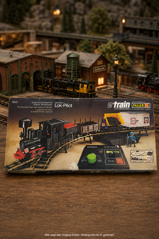 Faller e-train 3805 – Originalkarton mit electronic Lok-Pilot 1, Dampflokomotive, Güter­wagen und Entladestation, vor Modellbahn-Kulisse
