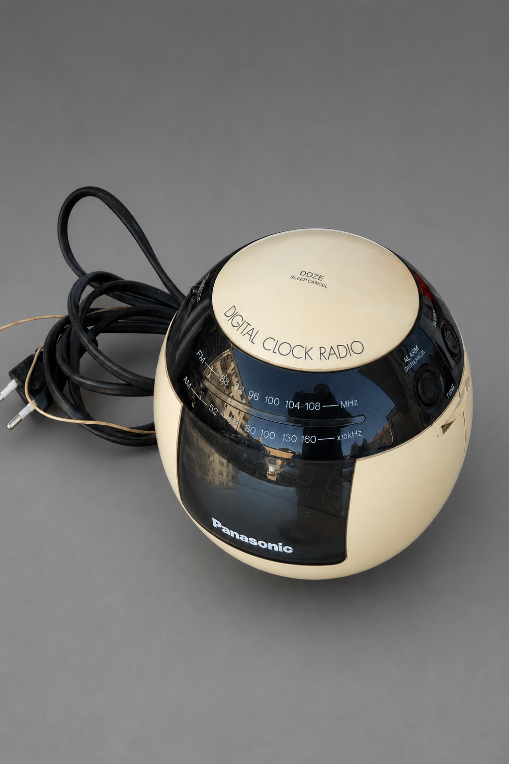 Panasonic Digital Clock Radio RC-70 Vintage – Kugelförmiger Radiowecker in Beige/Schwarz, Retro-Design, 220V