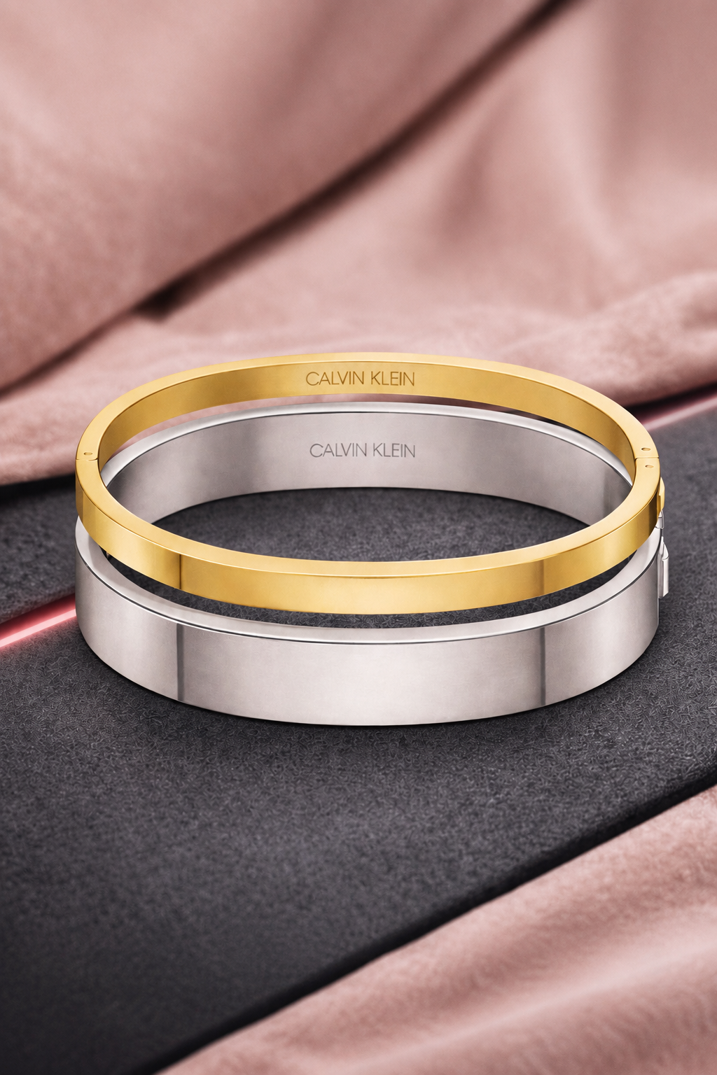 Calvin Klein Damen Armreif-Set 2-teilig – Edelstahl Silber und Gold, Zweiton-Design mit graviertem Branding