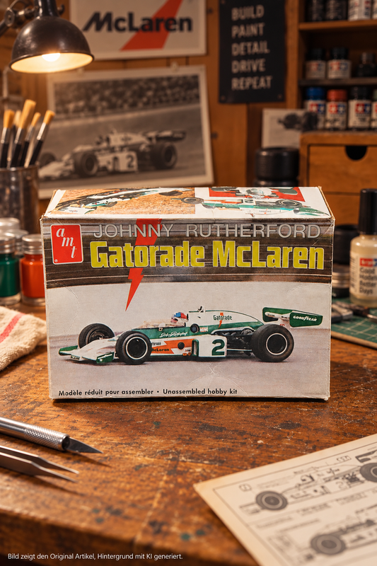 AMT Johnny Rutherford Gatorade McLaren T256 – Vintage Modellbausatz Originalverpackung auf Basteltisch`