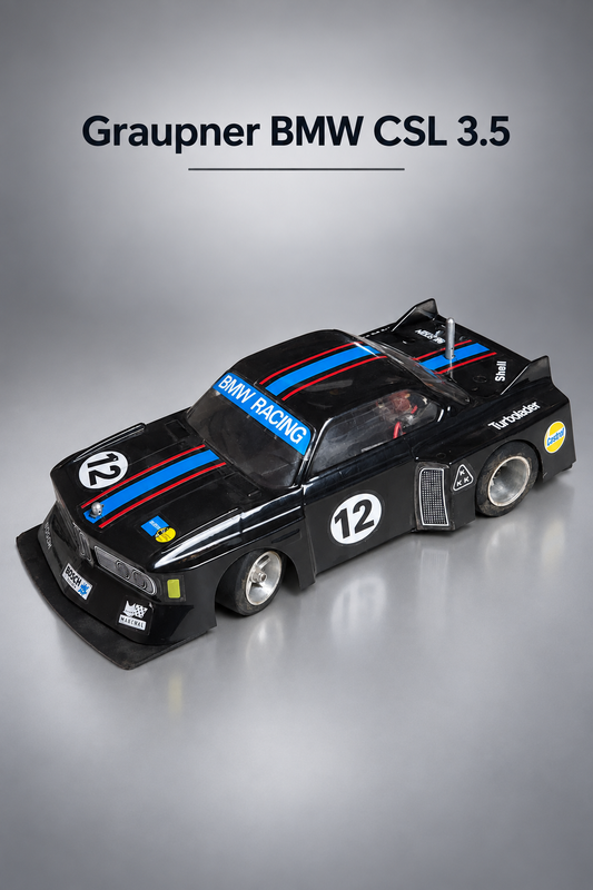 Graupner Mach Sports BMW 3,5 CSL RC Auto 1:12 in Schwarz mit BMW Racing Startnummer 12, blau-roten Streifen und Sponsor-Aufklebern – vintage ferngesteuerter Rennwagen
