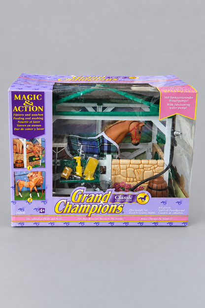 Revell Grand Champions 26100 Pferdestall-Set in lila Originalverpackung mit braunem Pferd, karierter Decke, Stall, Wasserpumpe und Pflegezubehör.