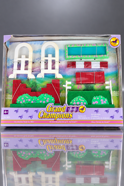 Revell Grand Champions Classic Collection Parcours-Set 26305 in Originalverpackung mit weißen Hindernisständern, rot-weißen Sprungstangen und grünen Blumenhindernissen.