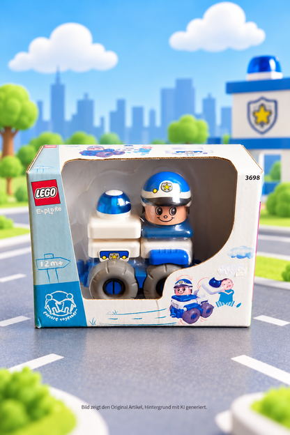 LEGO Explore 3698 Polizeiauto mit Polizistenfigur und blauer Rundumleuchte in Originalverpackung vor einer illustrierten Stadtkulisse mit Polizeistation.

