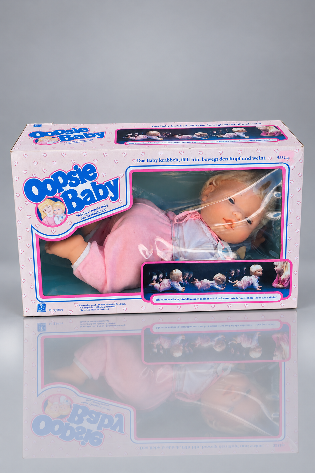Hasbro Oopsie Baby Krabbelpuppe im rosa Outfit in der Originalverpackung mit Sichtfenster, Modell 5232.