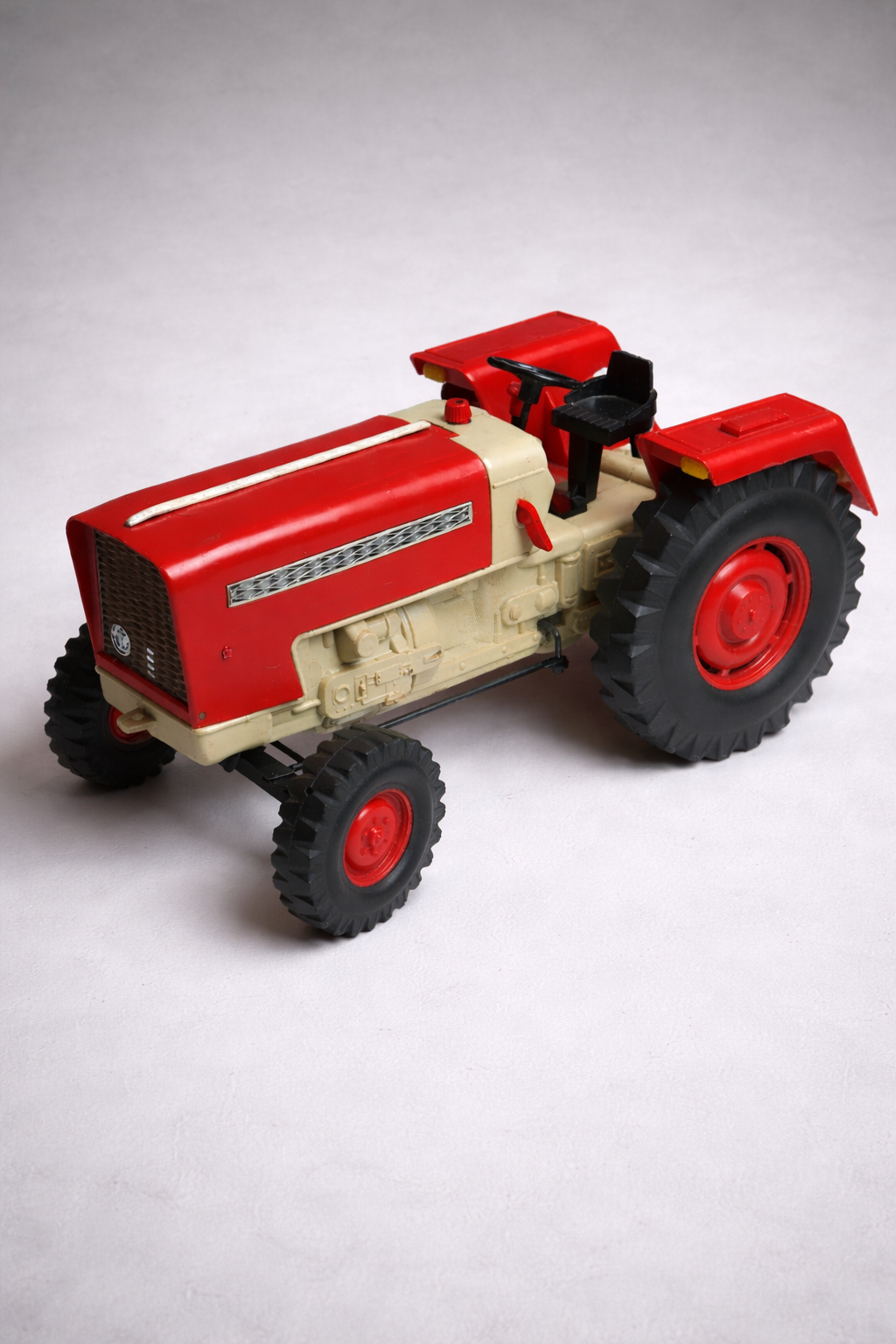PIKO DDR Spielzeug-Traktor ZT 300 – Vintage Kunststoffmodell in Rot/Beige